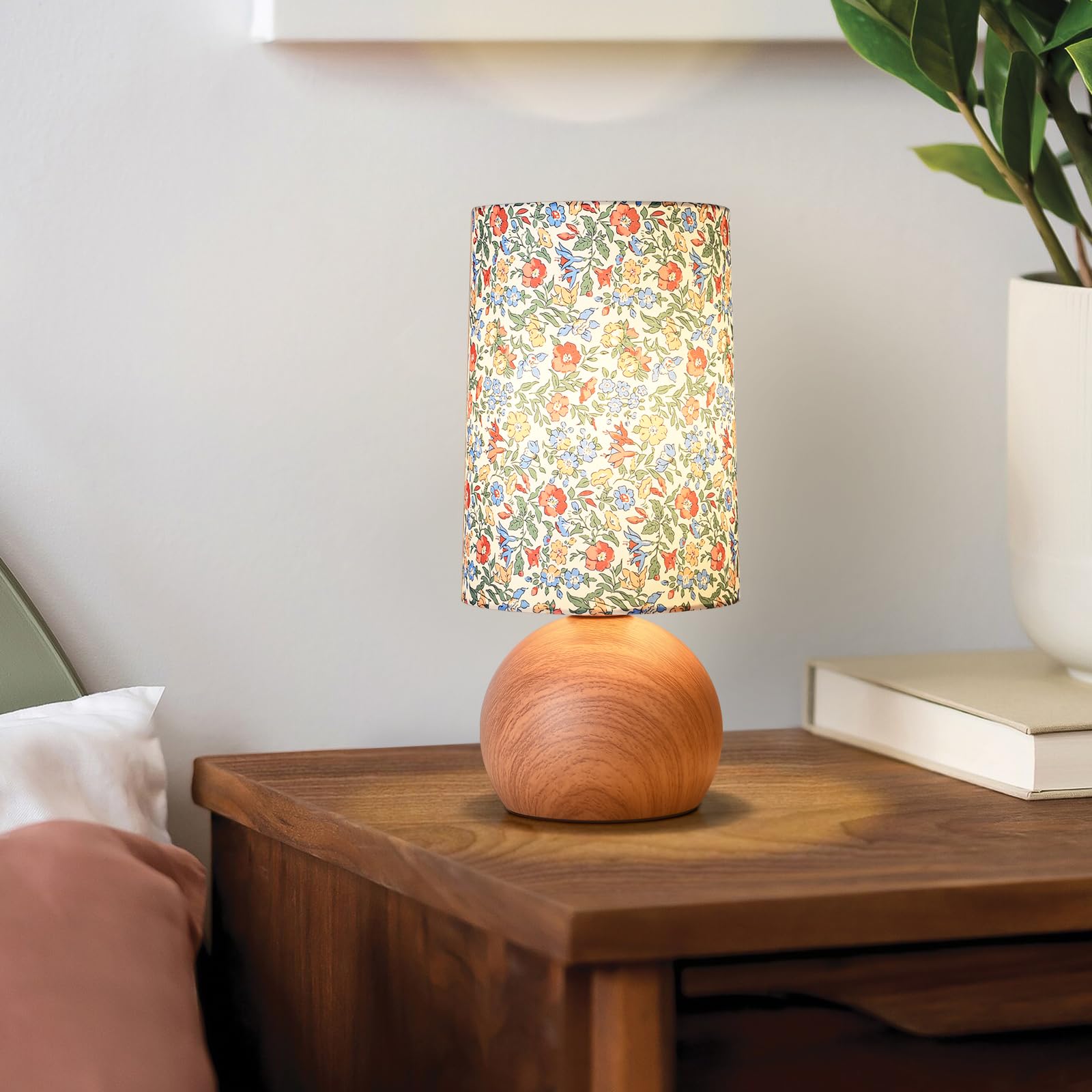 Brass Gold Small Bedside Lamp, Scalloped Shade Table Lamp for Bedroom Living Room